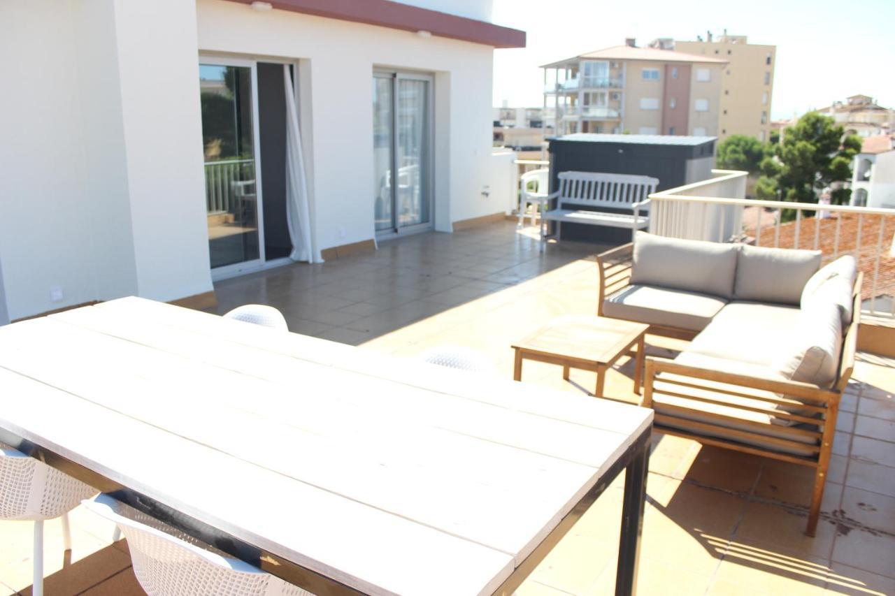 Beautiful Loft, Huge Sunny Terrace, View Over The Beach And Sea روساس المظهر الخارجي الصورة